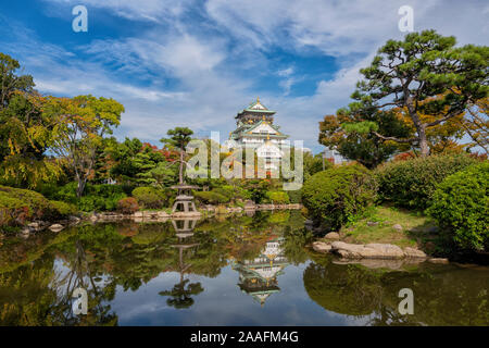 Au cours de l'automne, Château d'Osaka au Japon Banque D'Images