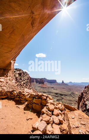 Native American antiques vestiges de pierre à l'intérieur d'une alcôve avec vue sur Canyonlands National Park, en Utah. Banque D'Images