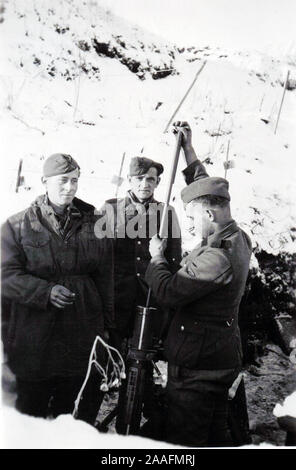 Photo B&W de la Seconde Guerre mondiale les soldats allemands nettoient leur mortier pendant l'hiver 1942/43. Les soldats proviennent d'une unité SS de Waffen pendant une période de repos et de renforcement sur le front russe. Banque D'Images