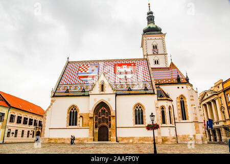 La Croatie. Zagreb. Les tuiles du toit de l'église de Saint Marc affiche les armoiries de Zagreb et la trinité de Royaume de Croatie, Slavonie et Dalmatie. Banque D'Images