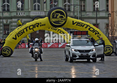 Zrenjanin, Serbie, octobre06, 2019. Une location de voiture et un agent de police sur une moto sont garde une grande course de rue. Banque D'Images