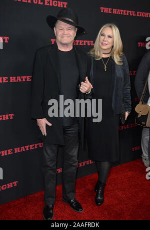 LOS ANGELES, CA - 7 décembre 2015 : Micky Dolenz et épouse Donna Quinter, lors de la première 'Les huit haineux' © 2015 Paul Smith / Featureflash Banque D'Images