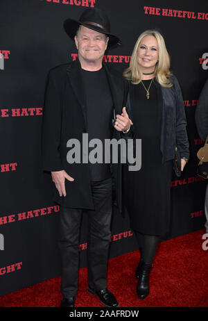 LOS ANGELES, CA - 7 décembre 2015 : Micky Dolenz et épouse Donna Quinter, lors de la première 'Les huit haineux' © 2015 Paul Smith / Featureflash Banque D'Images