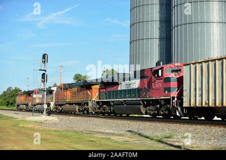 Sandwich, Illinois, USA. La Burlington Northern Santa Fe train de marchandises, dirigé par plusieurs locomotives. Banque D'Images