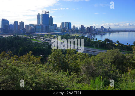 PERTH, AUSTRALIE - 11 JUL 2019- Vue du paysage urbain d'horizon de la ville de Perth vu de Kings Park à Perth, Australie occidentale. Banque D'Images