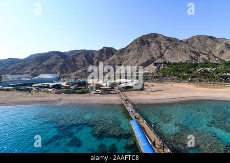 Vue sur coral reef resort hôtels et à plage du sud de la ville d'Eilat vue aérienne prise de la mer Banque D'Images