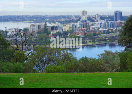 PERTH, AUSTRALIE - 11 JUL 2019- Vue du paysage urbain d'horizon de la ville de Perth vu de Kings Park à Perth, Australie occidentale. Banque D'Images