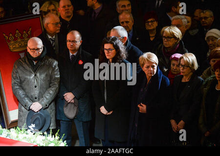 Gdansk, Pologne. 17 Jan, 2019. Vice-maire de Gdansk Aleksandra Dulkiewicz rend hommage à tragiquement assassiné maire de Gdansk au centre de la solidarité européenne deux jours avant la cérémonie funéraire.maire de Gdansk, Pawel Adamowicz a été poignardé sur scène tout en assistant à un événement de bienfaisance de Gdansk le 13 janvier et il est mort un jour plus tard de ses blessures. Credit : Mateusz Slodkowski SOPA/Images/ZUMA/Alamy Fil Live News Banque D'Images