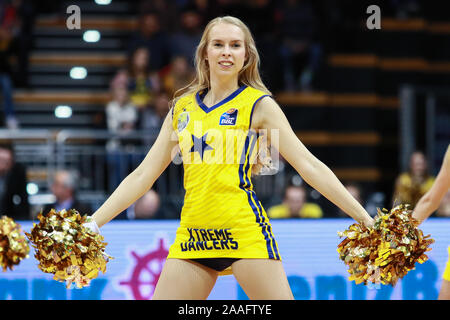 Oldenburg, Allemagne, 20 Novembre 2019 : cheerleader de l'EWE Baskets Oldenburg danser pendant un match Eurocup à la Kleine EWE Arena. Banque D'Images