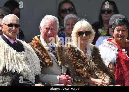 Le Prince de Galles et la duchesse de Cornouailles au cours de leur visite en Tuahiwi marae, lieu de rencontre d'une tribu sur l'île du sud de la Nouvelle-Zélande, le sixième jour de la visite royale. Banque D'Images