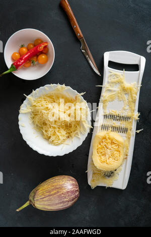 Processus de fabrication et de cuisson de la courgette spaghetti pâtes coupées sur les tables Banque D'Images