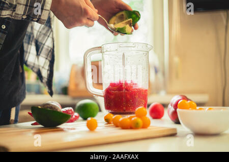 Couper les fruits et légumes à mettre dans Blender pour faire un smoothie mix Banque D'Images