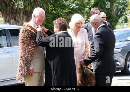 Le Prince de Galles et la duchesse de Cornouailles au cours de leur visite en Tuahiwi marae, lieu de rencontre d'une tribu sur l'île du sud de la Nouvelle-Zélande, le sixième jour de la visite royale. Banque D'Images