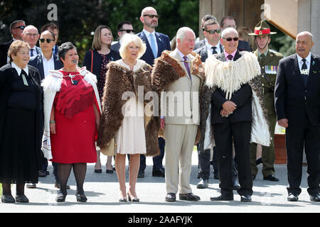 Le Prince de Galles et la duchesse de Cornouailles au cours de leur visite en Tuahiwi marae, lieu de rencontre d'une tribu sur l'île du sud de la Nouvelle-Zélande, le sixième jour de la visite royale. Banque D'Images