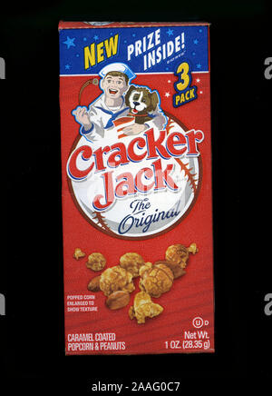 Rouge emblématique de l'emballage des aliments de collation sucrés Cracker Jack avec des cacahuètes caramélisées et popcorn est étroitement associé avec le jeu de base-ball. Banque D'Images