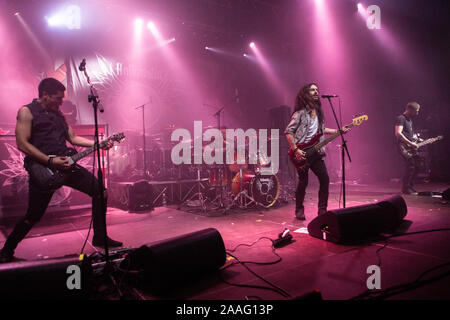 Fontaneto d'Agogna en Italie. 21 novembre 2019. Le groupe de hard rock anglais HOLLOWSTAR il se produit sur scène à l'ouverture du phénomène spectacle de Skid Row. Banque D'Images