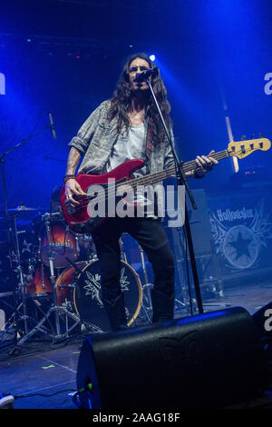 Fontaneto d'Agogna en Italie. 21 novembre 2019. Le groupe de hard rock anglais HOLLOWSTAR il se produit sur scène à l'ouverture du phénomène spectacle de Skid Row. Banque D'Images