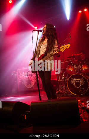 Fontaneto d'Agogna en Italie. 21 novembre 2019. Le groupe de hard rock anglais HOLLOWSTAR il se produit sur scène à l'ouverture du phénomène spectacle de Skid Row. Banque D'Images