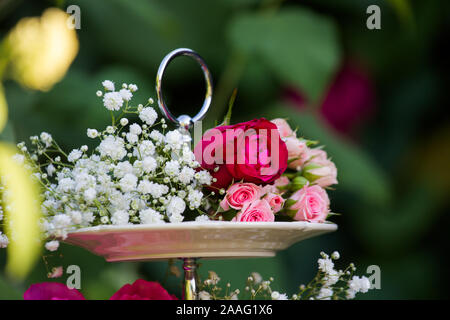 Bouquet de fleurs sur la chose pour gâteau. Décoration de fête avec des fleurs fraîches. Décoration florale pour mariages et banquets Banque D'Images