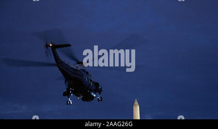 Washington, United States. 21 Nov, 2019. Marine One décolle avec le Président Donald Trump et la Première Dame Melania Trump, suivie par l'Acteur Jon Voight comme ils quittent la Maison Blanche à Washington, DC pour transfert digne de Douvres Airforce Base le jeudi 21 novembre, 2019. Photo par Tasos Katopodis/UPI UPI : Crédit/Alamy Live News Banque D'Images