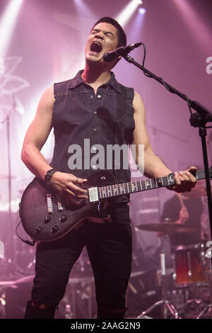 Fontaneto d'Agogna en Italie. 21 novembre 2019. Le groupe de hard rock anglais HOLLOWSTAR il se produit sur scène à l'ouverture du phénomène spectacle de Skid Row. Banque D'Images