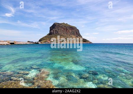 Des eaux turquoises de la mer Égée, entourant l'île de Momenvasia médiévale historique, la Grèce dans la région du Péloponnèse. Banque D'Images