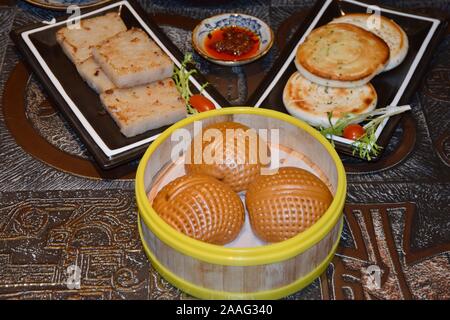 Dim Sum est un style de cuisine chinoise, en particulier le cantonais, préparé sous forme de petites bouchées des portions de nourriture servie dans de petits paniers vapeur. Banque D'Images