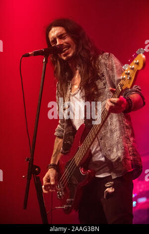 Fontaneto d'Agogna en Italie. 21 novembre 2019. Le groupe de hard rock anglais HOLLOWSTAR il se produit sur scène à l'ouverture du phénomène spectacle de Skid Row. Banque D'Images