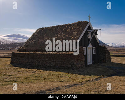 Une petite église de la tourbe en Islande avec une cloche au-dessus de la porte Banque D'Images