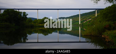 Pont de haute Moselle Mosel Bruecke Hoch Banque D'Images