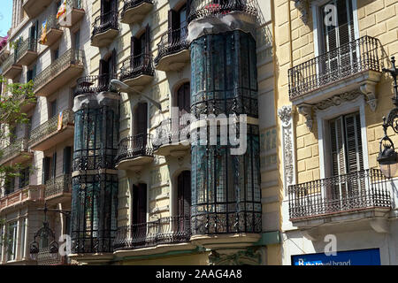 Une des nombreuses belles façades du Carrer Gran de Gracia à Barcelone, Espagne Banque D'Images