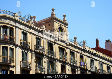 Une des nombreuses belles façades du Carrer de Majorque à Barcelone, Espagne Banque D'Images