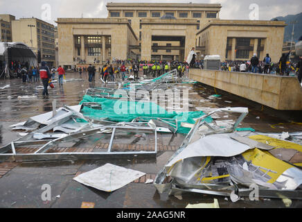 Bogota, Colombie. 21 Nov, 2019. Aperçu de la Place Bolivar lors d'une grève nationale au centre-ville de Bogota. Le palais de justice peut être vu dans l'arrière-plan. Les étudiants, les agriculteurs et les travailleurs ont marché le jeudi à partir de différents points du centre de la capitale. De nombreuses forces de sécurité ont été déployés et des frontières avec les pays voisins ont été fermées. Credit : Str/afp/Alamy Live News Banque D'Images