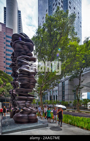 Singapour - 7 juillet : La sculptorTony les points de vue de Cragg (2011) série à l'extérieur de la Place Raffles à Singapour le 7 juillet 2013. (Photo par Rogan Banque D'Images