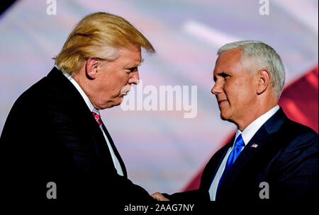 Cleveland, Ohio, USA, le 20 juillet 2016 candidat présidentiel républicain Donald J. Trump félicite son colistier Indiana Gouverneur Mike Pence Pence après avoir officiellement accepté la nomination au cours de la troisième journée de la Convention nationale du parti républicain à la Quicken Loans Arena. Banque D'Images