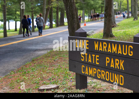 New Preston, CT USA. Mai 2016. Waramaug State Park signe. Un lieu de prédilection pour l'équipage et d'autres activités nautiques. Banque D'Images