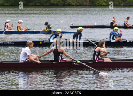 New Preston, CT USA. Mai 2016. Les coéquipiers de l'équipe donnant une poignée de main après une course éreintante. Banque D'Images