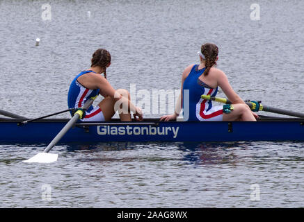 New Preston, CT USA. Mai 2016. Équipage après course en attente d'officier pour les mettre dans de l'amarrage. Banque D'Images