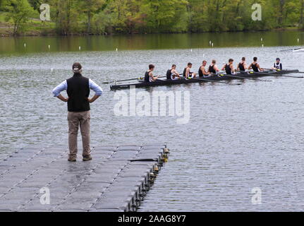 New Preston, CT USA. Mai 2016. Coach de l'équipe de la réunion pour un peu de prestige et après course compte-rendu. Banque D'Images