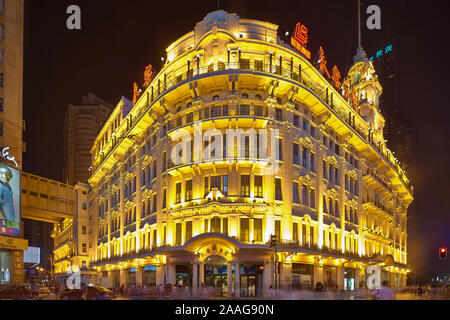 Un grand magasin éclairé la nuit sur Nanjing Road à Shanghai, en Chine. Banque D'Images