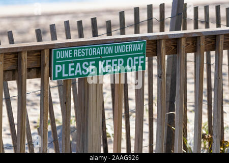 Panneau vert à beach se lit comme suit : "UNE RESTAURATION EN COURS - VEUILLEZ GARDER OFF' Banque D'Images