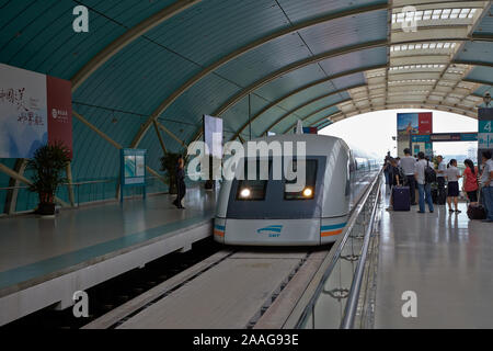 Le train Shanghai Meglev est prêt à partir de la gare de Longyang Road prise à Shanghai, en Chine. Banque D'Images