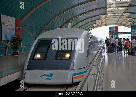 Le train Shanghai Meglev est prêt à partir de la gare de Longyang Road prise à Shanghai, en Chine. Banque D'Images