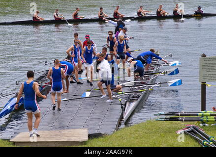 New Preston, CT USA. Mai 2016. Les membres de l'équipage pour la prochaine action d'voile à frapper l'eau. Banque D'Images