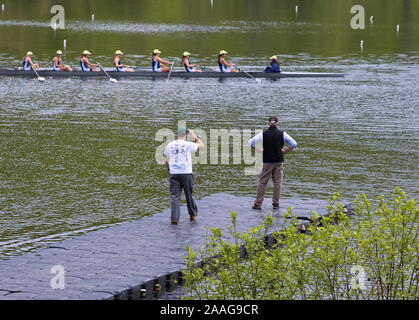 New Preston, CT USA. Mai 2016. Coach de l'équipe de la réunion pour un peu de prestige et après course compte-rendu. Banque D'Images