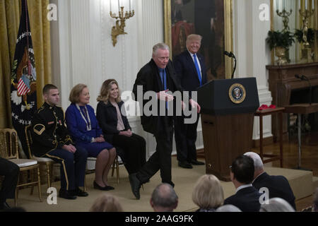 Washington, District de Columbia, Etats-Unis. 21 Nov, 2019. JON VOIGHT dances comme Président des Etats-Unis, Donald J. Trump l'introduit au cours d'une cérémonie où il s'est prix décerné Voight. Voight dansé brièvement que le thème de Midnight Cowboy joué et le Président Donald Trump prêt à lui octroyer la Médaille nationale des Arts Crédit : Stefani Reynolds/CNP/ZUMA/Alamy Fil Live News Banque D'Images