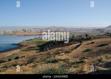 Paysage de l'Al Wahda barrage avec les collines en arrière-plan Banque D'Images