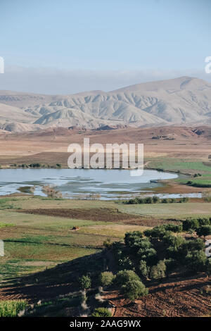 Paysage de l'Al Wahda barrage avec les collines en arrière-plan Banque D'Images