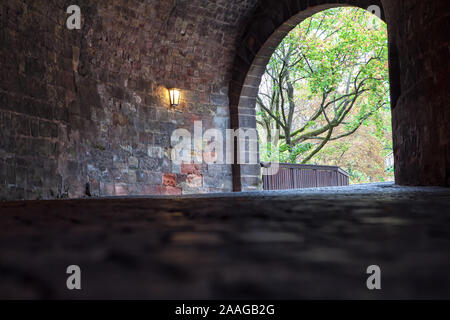 Tunnel piétonnier médiéval de la vieille ville d'Europe Banque D'Images