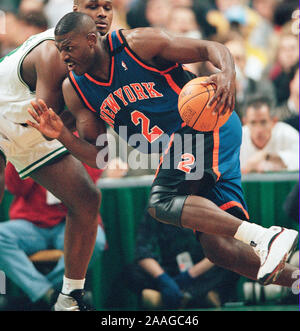 Les Knicks de New York # 2 Larry Johnson et Boston Celtics Antoine Walker en action de jeu de basket-ball au Fleet Center de Boston MA USA Feb26,1999 photo de Bill belknap Banque D'Images